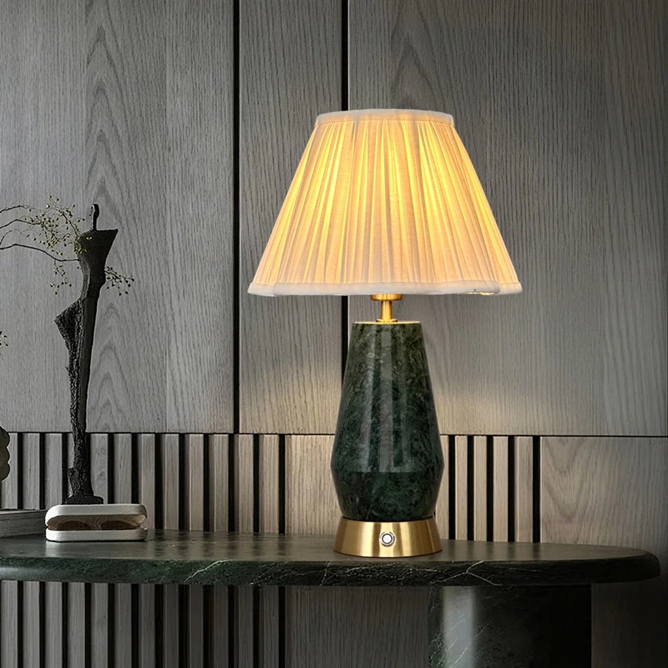 Rohelisest marmorist laualamp Kuldse alusega laetav lamp